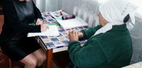 Пенсіонерка отримала юридичну консультацію щодо перерахунку пенсії, не виходячи зі свого дому