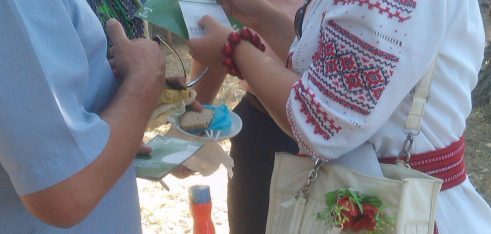 На святкуванні Всеукраїнського фестивалю льону інтегратор Коростенського місцевого центру роздавала буклети та розповідала про відкриття бюро правової допомоги