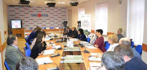 У Львові на круглому столі обговорювали шляхи усунення дискримінації в сфері реєстрації фактів народження та смерті осіб на окупованих територіях України