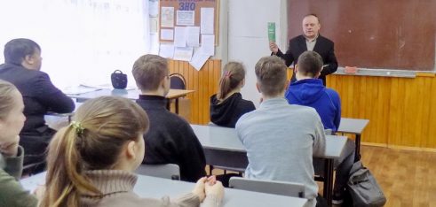 Про актуальні законодавчі зміни розповідали учням Краснопільської школи