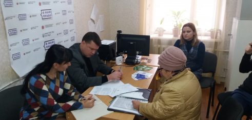 Мешканці Токмацького району отримали правові консультації