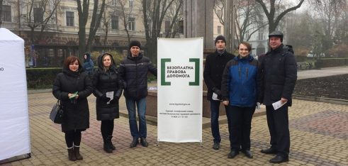 На театральній площі у місті Тернополі працював мобільний інформаційний пункт