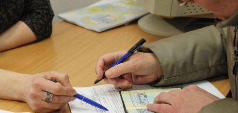 Фахівчиня Селидівського бюро допомога переселенці поновити виплати пенсії та отримати заборгованість