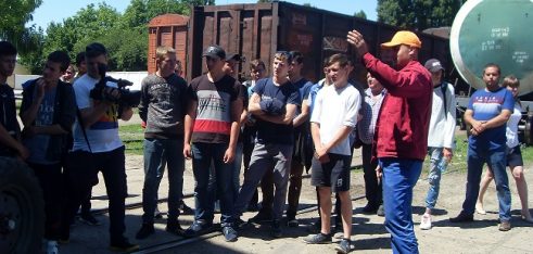 “Захищене і здорове покоління”:  трудові права та гарантії для неповнолітніх обговорили під час екскурсії ліцеїстів до вагонного депо Подільськ