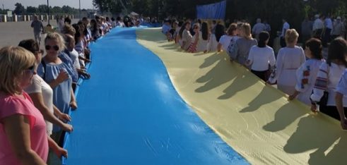 Гола Пристань: фахівці місцевого центру долучилися до святкової ходи з розгортанням Державного Прапора