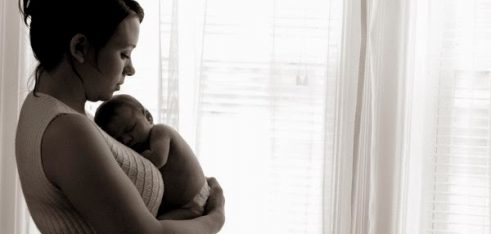 Як визначити статус одинокої матері  та отримати грошову допомогу на утримання дитини ?