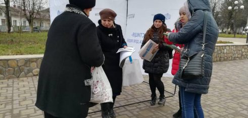 Мобільні інформаційні пункти продовжують працювати