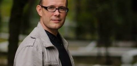 Завдяки зусиллям адвоката батька, який не цікавився життям сина, позбавили батьківських прав