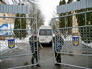 Чоловіка, якого звільнили у зв’язку зі вступом на військову службу, поновили на посаді