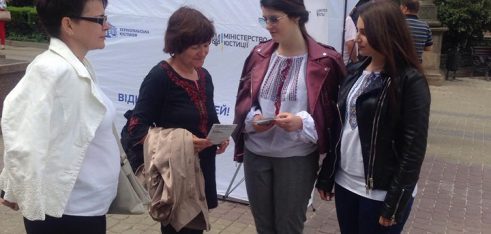 Мобільний пункт консультування працював на центральній площі міста Тернополя