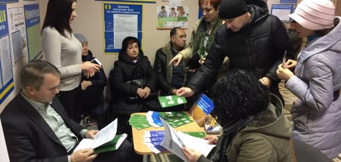 Фахівці Регіонального центру взяли участь у ярмарку вакансій, де надавали правові консультації безробітнім