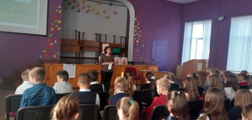 У Хмельницькому зі школярами дискутували, чи потрібно відповідати силою на фізичний булінг