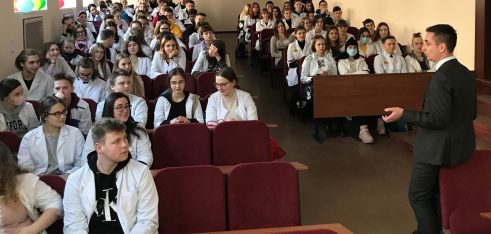 Відкритий діалог з майбутніми працівниками медичної галузі