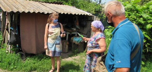 Живе в сараї та заживо гниє: небайдужі жителі села Самотоївка звернулися по допомогу до юристів системи БПД Сумщини, аби врятувати односельчанку